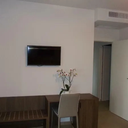 לינה וארוחת בוקר Lauro Luxury